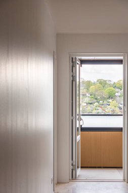 Stockholm, İsveç Boş bir koridor ve balkon, yeni inşa edilmiş lüks bir daire.