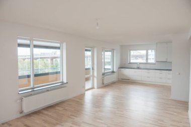 Stockholm, İsveç Liljeholmen 'de boş ve yeni inşa edilmiş lüks bir apartmanın mutfak ve yemek alanı..