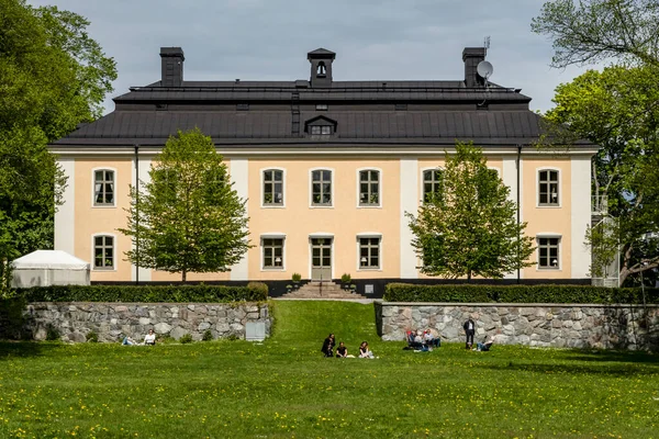 瑞典斯德哥尔摩布洛马市郊的Akeshovs城堡 人们坐在草地上 — 图库照片