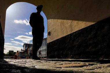 Stockholm, İsveçli yayalar Karlberg Sarayı 'nın kemerli bir geçidi olan Smedsvalvet' in yanından geçtiler.