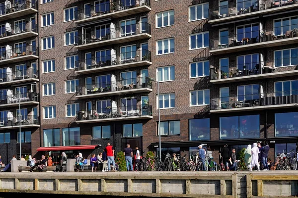 Stockholm Zweden Mensen Genieten Van Zon Aan Waterkant Van Het — Stockfoto