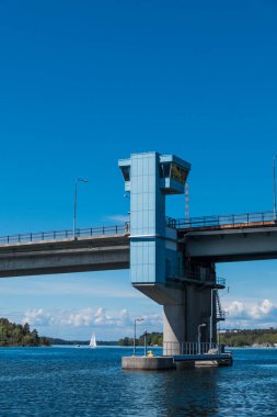 Stockholm, İsveç Bir yaz günü Nockeby köprüsü ve bir yelkenli.