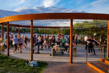 Stockholm, İsveç. Coronavirüs salgını sırasında Hornsbergs 'de dans eden bir grup insan..