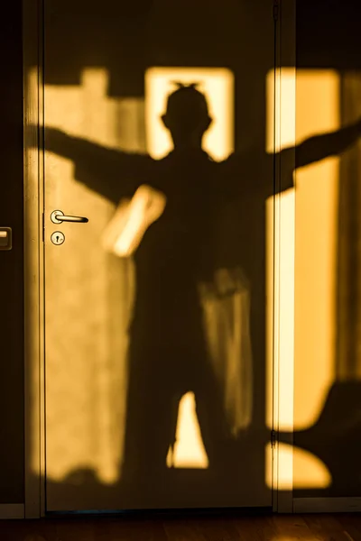 Чоловіча Тінь Ранковому Сонці Всередині Квартири — стокове фото