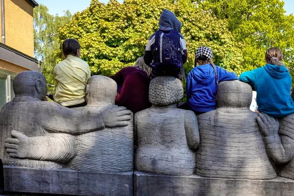Stoccolma Svezia Gruppo Bambini Che Siedono Statue All Esterno Una — Foto Stock