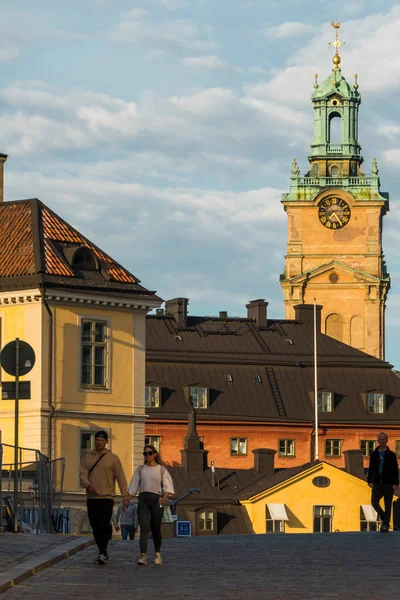 Estocolmo Suécia Casal Caminhando Ilha Riddarholmen Uma Vista Igreja Alemã — Fotografia de Stock