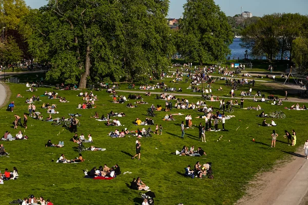 Stockholm Zweden Mensen Ralambshovspark Een Zomerdag Tijdens Coronavirus Pandemie — Stockfoto