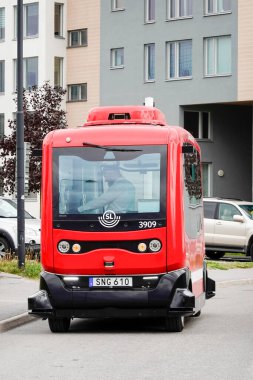 Stockholm, İsveç Barkabystaden 'de kendi kendine giden bir otobüs, yeni bir şehir gelişimi..