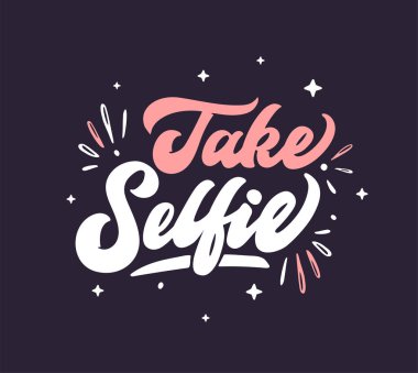 Selfie harflerini ele alalım. Koyu menekşe arkaplanda izole edilmiş genç kız ifadesi