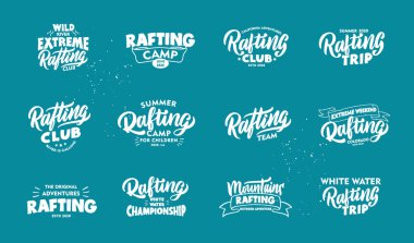 Klasik rafting ifadeleri seti. Mavi arka plandaki kulüp için beyaz amblem, rozet, şablon ve çıkartma