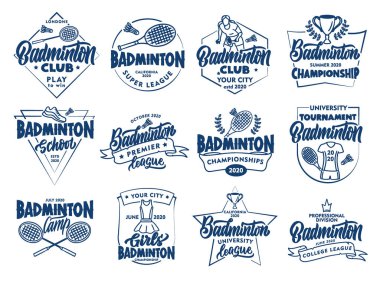 Klasik Badminton amblemleri ve pulları. Rozetler, beyaz arka plandaki çıkartmalar izole edildi. Elle çizilmiş metin ve cümlelerle retro logo koleksiyonu. Vektör illüstrasyonu