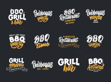 Klasik barbekü zaman cümleleri. Yemek amblemleri, rozetler, şablonlar, koyu arkaplanda çıkartmalar. El yazısıyla çizilmiş retro logo koleksiyonu. Vektör illüstrasyonu