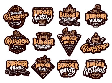 Burger seti, fast food etiketleri, yamalar. Renkli rozetler, amblemler, beyaz arka planda pullar. Elle çizilmiş metin ve cümlelerle retro logo koleksiyonu. Vektör illüstrasyonu