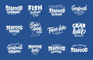 Bir dizi klasik deniz mahsulü tabiri. Amblemler, rozetler, şablonlar, mavi arkaplanda çıkartmalar. El yazısıyla çizilmiş retro logo koleksiyonu. Vektör illüstrasyonu