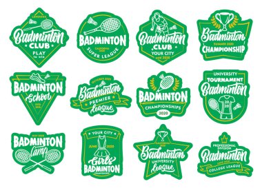 Badminton çıkartmaları, yamalar. Spor rozetleri, amblemler, beyaz arka plandaki pullar izole edilmiş. Elle çizilmiş metin ve cümlelerle retro logo koleksiyonu. Vektör illüstrasyonu