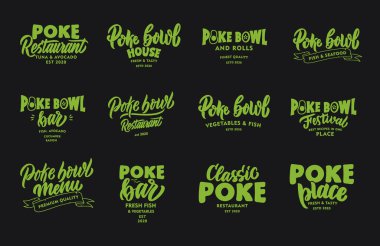 Klasik Poke Bowl deyimleri seti. Yeşil amblemler, rozetler, şablonlar, siyah arkaplanda çıkartmalar. El yazısıyla çizilmiş retro logo koleksiyonu. Vektör illüstrasyonu