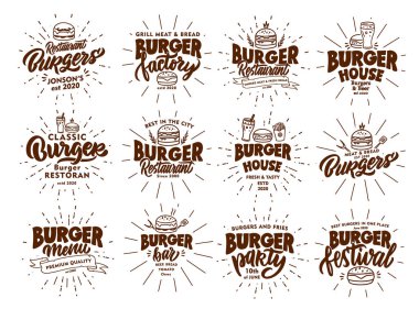 Klasik Burger amblemleri ve pulları. Fast food rozetleri, beyaz arka planda ışınlı çıkartmalar. Elle çizilmiş metin ve cümlelerle retro logo koleksiyonu. Vektör illüstrasyonu
