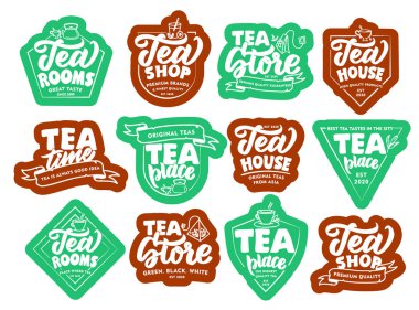 Klasik çay içeceği amblemleri, çıkartmalar, yamalar. Beyaz arkaplandaki renk kartları izole edildi. Elle çizilmiş metin ve cümlelerle retro logo koleksiyonu. Vektör illüstrasyonu