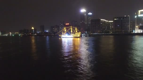 ツアーボートの空中ショットは、中国の夕暮れ時に上海風光明媚な黄浦川を横断 — ストック動画