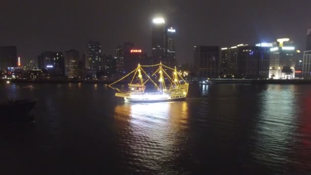 AERIAL tiro de barcos de turismo atravessar Shanghais cênica Huangpu Rio ao entardecer, China — Vídeo de Stock