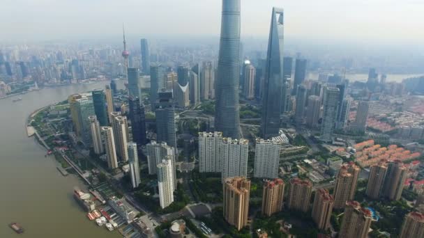 Huangpu Nehri, Çin 'deki yüksek binaların havadan görünüşü. — Stok video