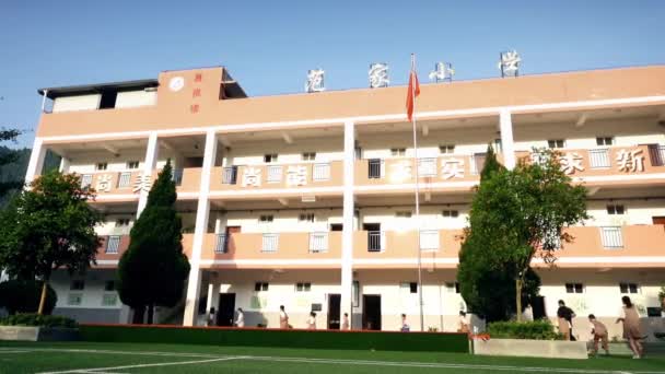 Guangyuan, CHINA - 04 DE JUNIO DE 2019: Los escolares que corren en el patio de recreo, China . — Vídeos de Stock