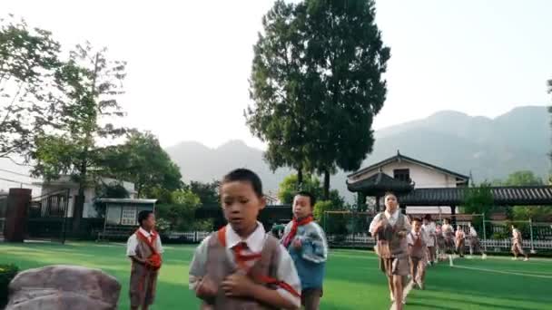 Guangyuan, CHINA - JUNE 04, 2019: Schoolchildren running on playground,China. — 비디오
