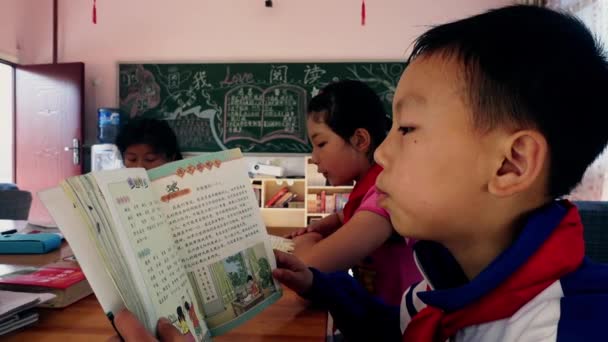 Guangyuan, china - 04. Juni 2019: Schüler und Lehrer im Klassenzimmer, China. — Stockvideo