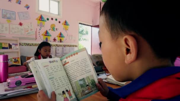 Гуанюань (Китай) - 4 червня 2019: Шкільник і вчитель у класі (Китай).. — стокове відео