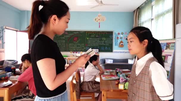 Guangyuan, CINA - GIUGNO 04, 2019: Scolaro e insegnante in classe, Cina . — Video Stock