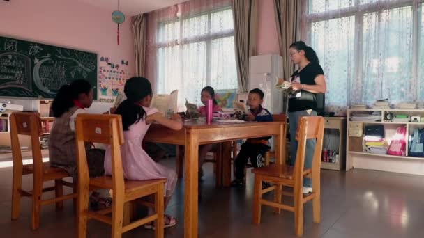 Guangyuan, CHINA - 04 DE JUNIO DE 2019: Escolar y maestro en el aula, China . — Vídeos de Stock