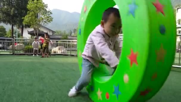 Guangyuan, CINA - GIUGNO 04, 2019: Bambini che giocano nel parco giochi, Cina . — Video Stock