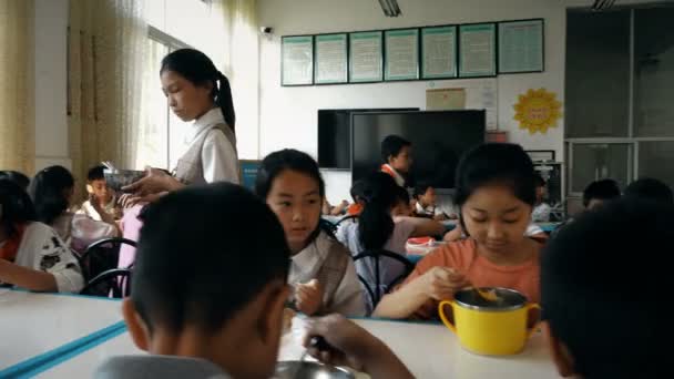 Guangyuan, Çin - Haziran 04, 2019: Çocuklar okul kantininde kahvaltı yaparlar, Çin. — Stok video