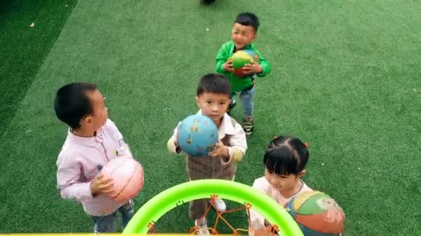 Guangyuan, CHINE - 04 JUIN 2019 : Enfants jouant sur une aire de jeux, Chine . — Video