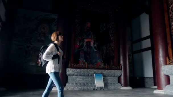 Woman tourist in a temple,Xian,China. — Stock Video