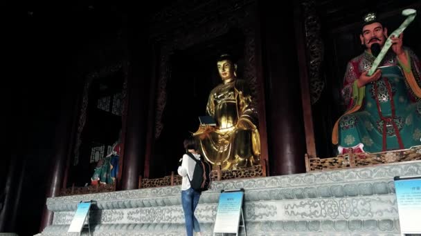 Vrouw toerist in een tempel, Xian, China. — Stockvideo