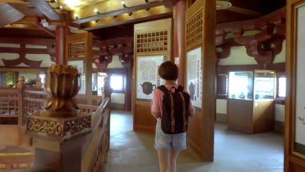 Xian, Kína - 2019. július 06.: Utazó meglátogatott egy ősi pagodát, Kínát. — Stock videók