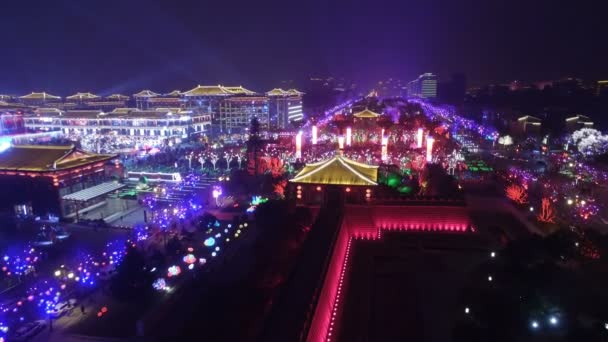 Vista aérea del espectáculo de iluminación en la ciudad de Datang Everbright para celebrar el festival de primavera chino, xian, shaanxi, china — Vídeo de stock