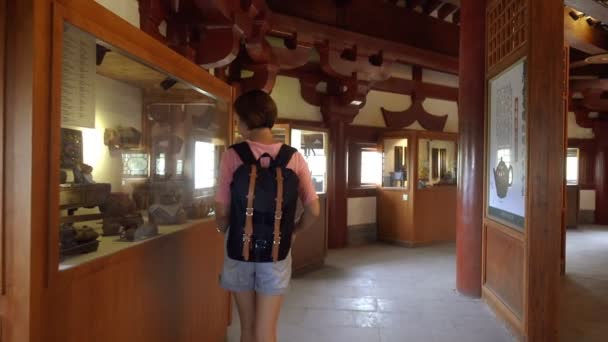 Xian, Kína - 2019. július 06.: Utazó meglátogatott egy ősi pagodát, Kínát. — Stock videók