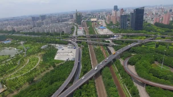 Aerial Shot της κυκλοφορίας κινείται σε ανισόπεδες διαβάσεις, Shanghai, Κίνα. — Αρχείο Βίντεο