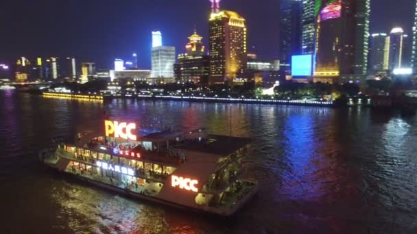 Luchtfoto van tour boten doorkruisen Shanghais schilderachtige Huangpu River bij schemering, China — Stockvideo