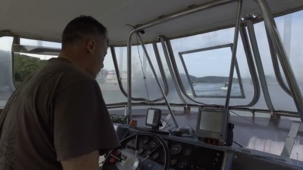 Petropavlovsk, Oroszország - 2017. augusztus 19.: Captain Of The Boat., Oroszország. — Stock videók