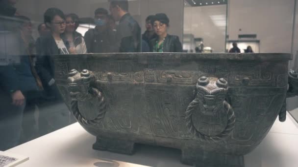BEIJING, China, 12 de abril de 2016. Bronces en exhibición en el Museo Nacional de China — Vídeo de stock