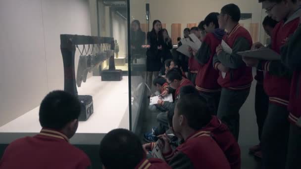 ПЕКИН, Китай, 12 апреля 2016 г. Посещение школьниками Национального музея Китая — стоковое видео
