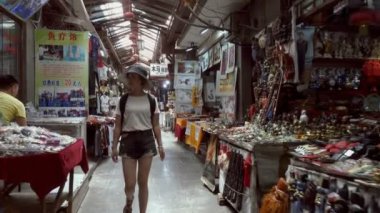 Xian, Shaanxi, Çin, 13 Haziran 2019. Geleneksel pazarı ziyaret eden kadın turistler.