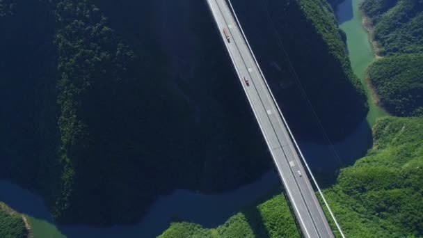 Vista aérea del puente colgante siduhe en el cañón, Hubei, China . — Vídeo de stock