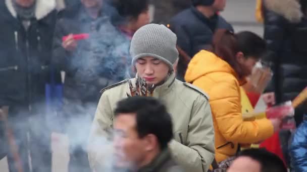 Xian, Çin - 14 Şubat 2014: Kalabalık turistler Puji tapınağında sağlık ve zenginlik için dua ediyorlar.. — Stok video