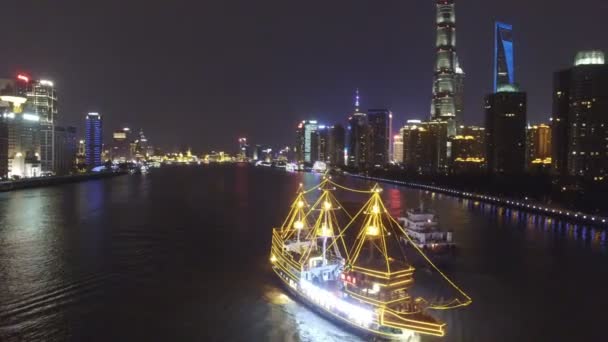 AERIAL shot of tour boats traverse Shanghais scenic Huangpu River at atardecer, China — Vídeo de stock