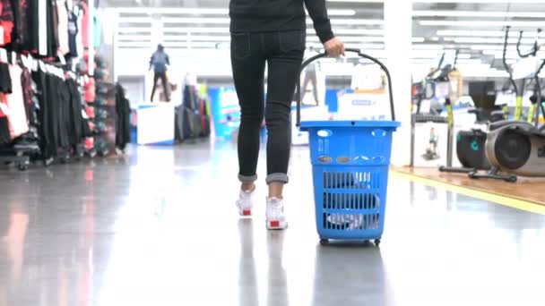 Woman shopping in a clothing store — Stock Video