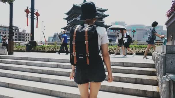Xian, Shaanxi, Çin, 13 Haziran 2019. Sırt çancıları yakındaki çan kulesinde yürüyor., — Stok video